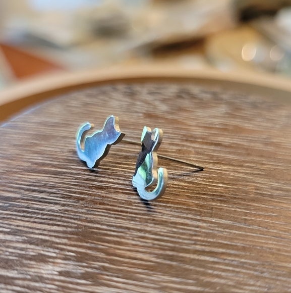 Minimalist Tiny Cat Silhouette Earrings - Picture 4 of 7